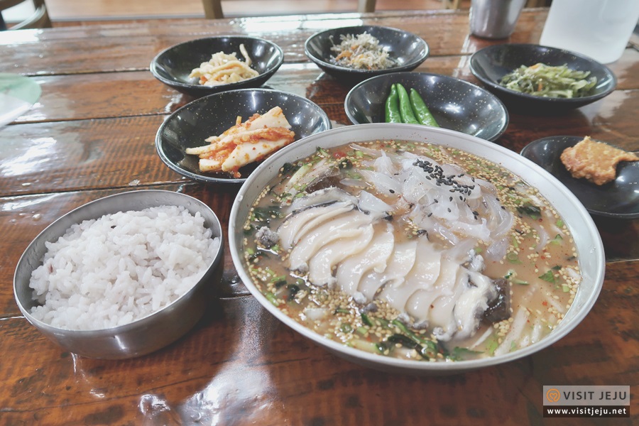 매콤새콤달콤한 시원함이 가득 <여름엔 제주 물회>
